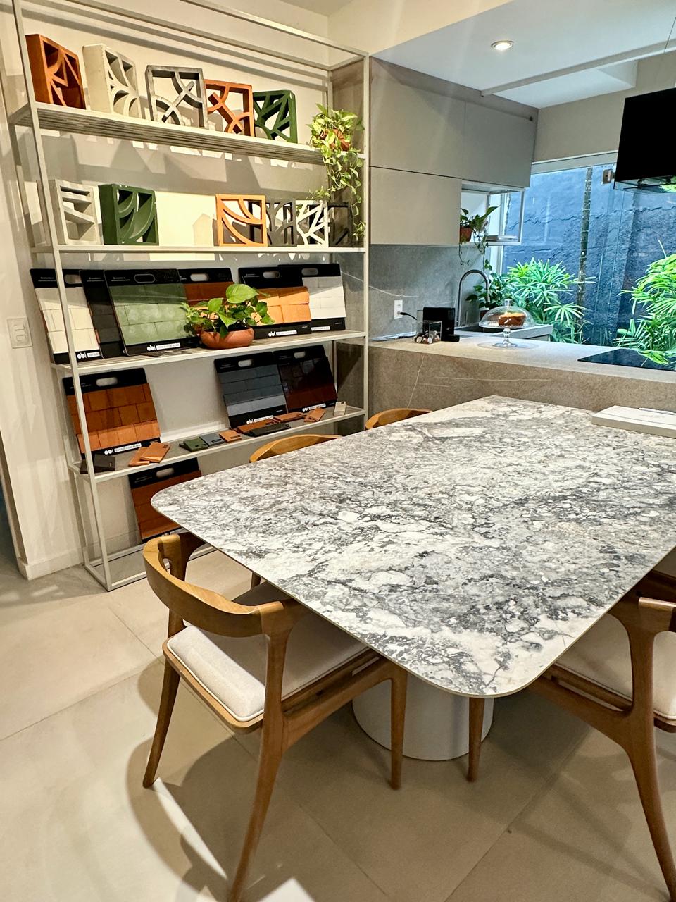 Amostras de materiais sobre a mesa do arquiteto