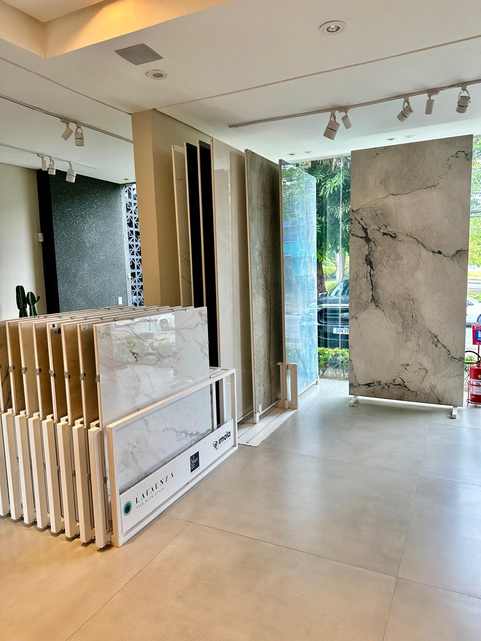 Showroom NERO com lastras expostas