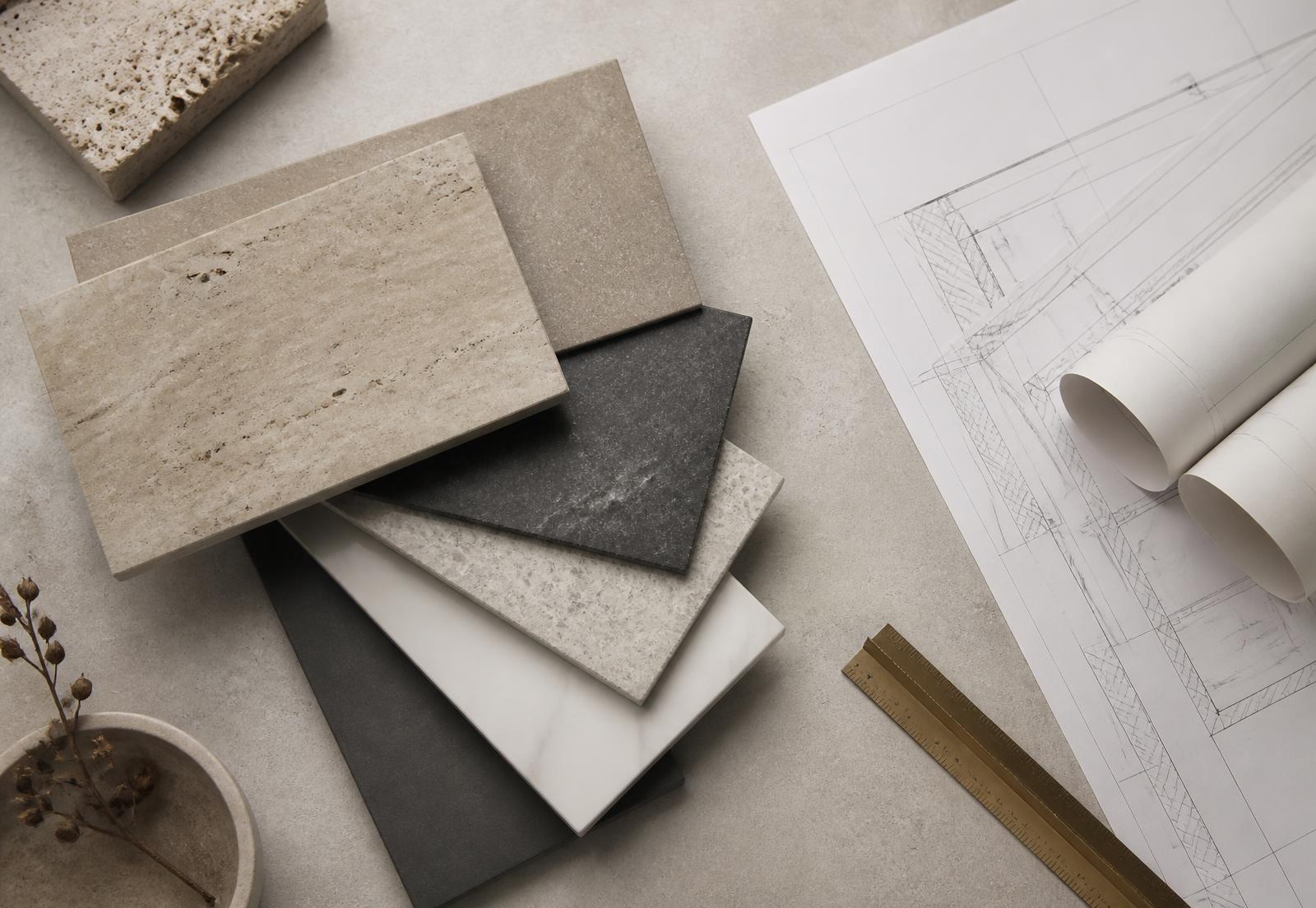 Amostras de materiais sobre a mesa do arquiteto